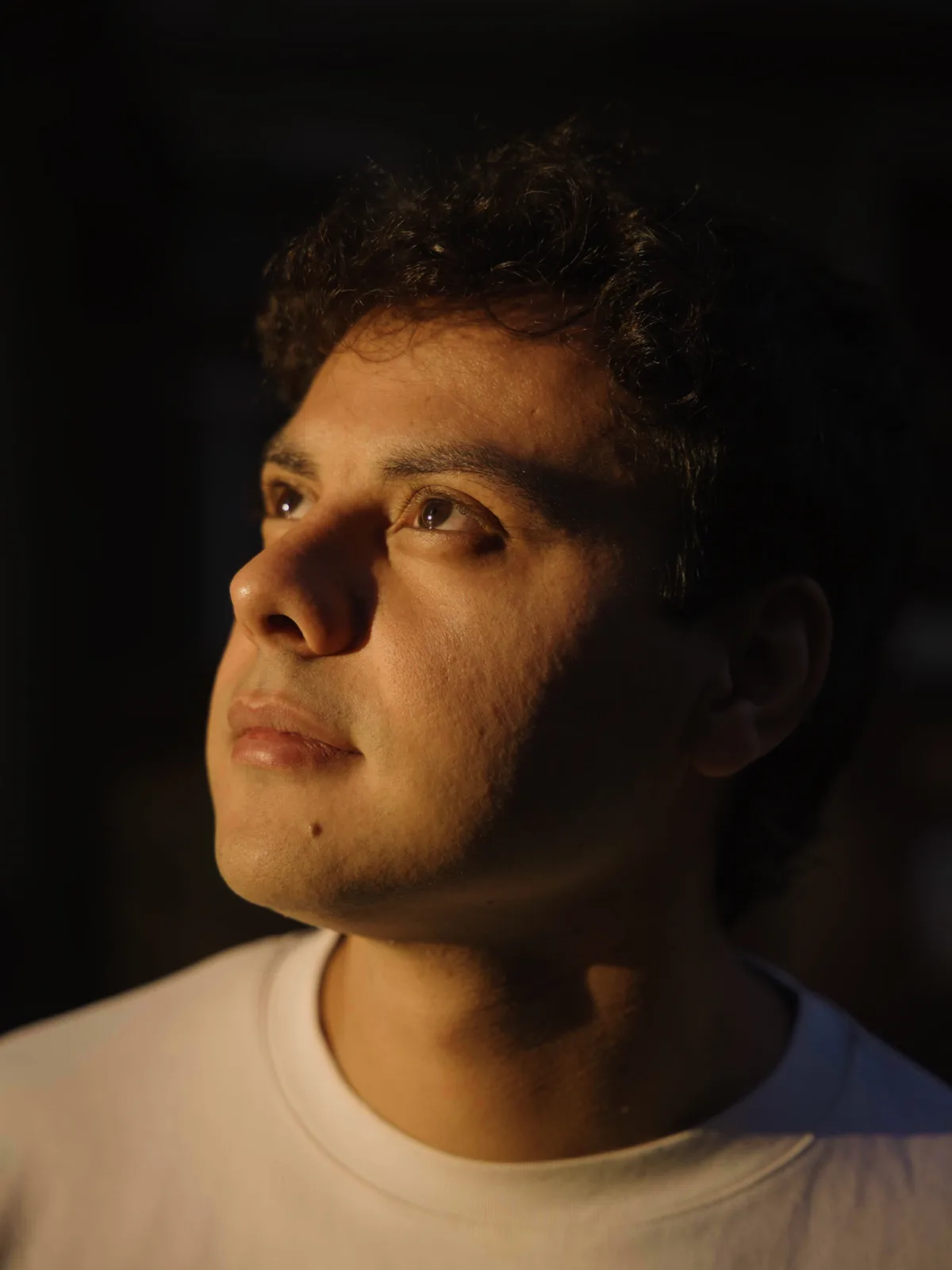 Nacho Carbajal / Portret de profil, de aproape