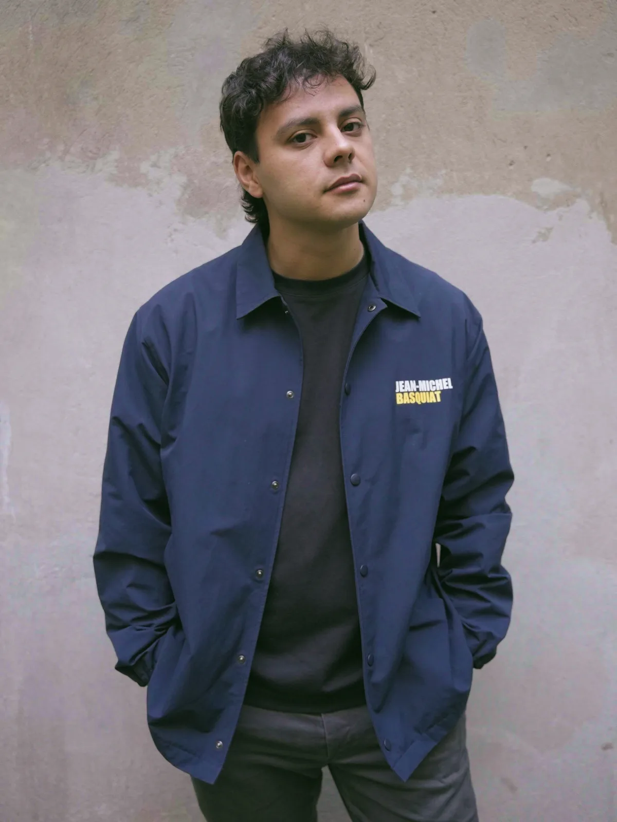 Nacho Carbajal / Portret lângă zid