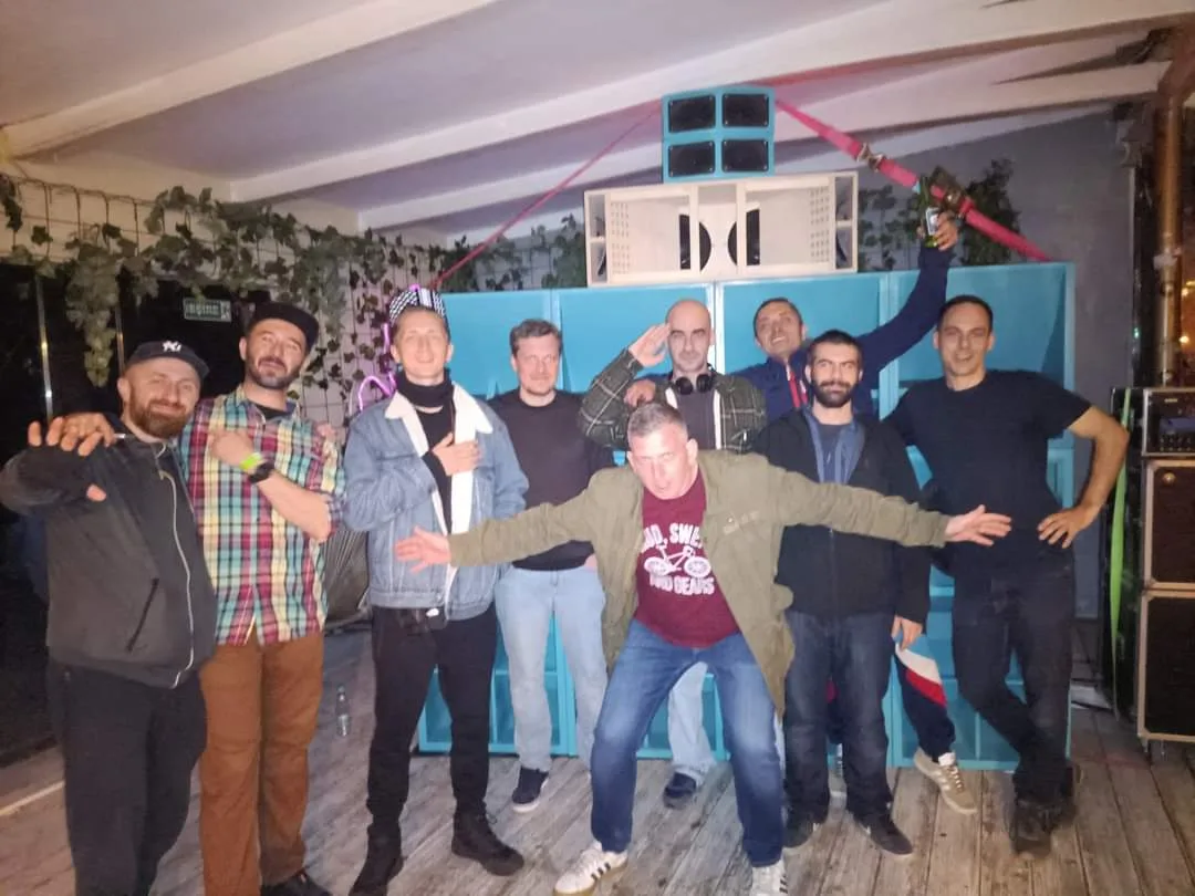 Riddim Bandits / Group photo with the sound system
