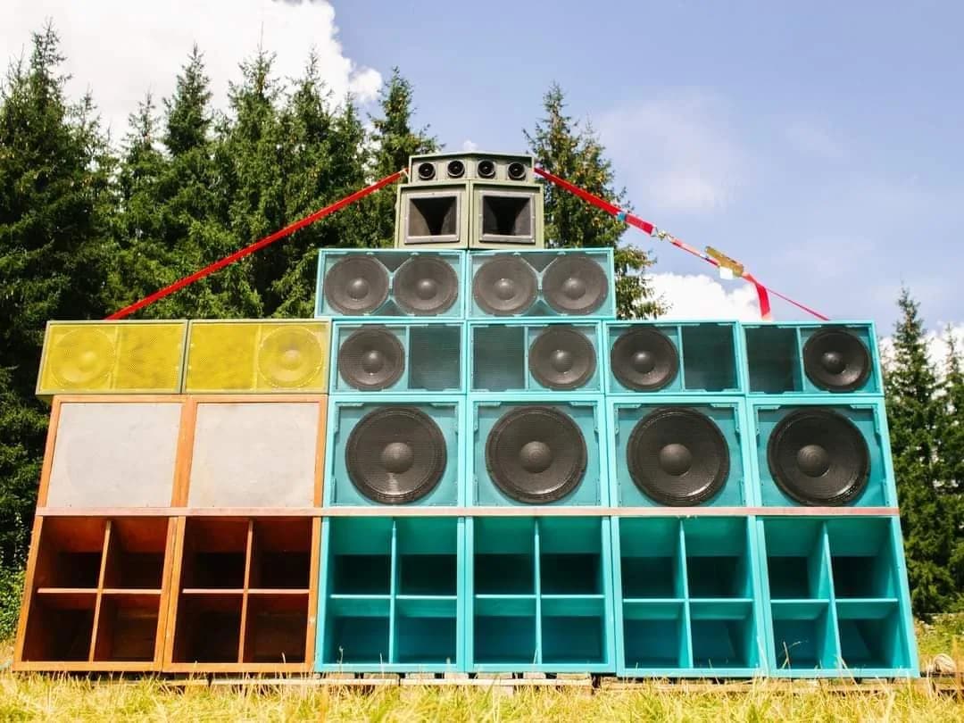 Riddim Bandits / The stack outdoors