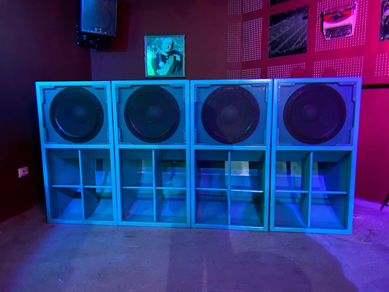 Riddim Bandits / Blue and pink room