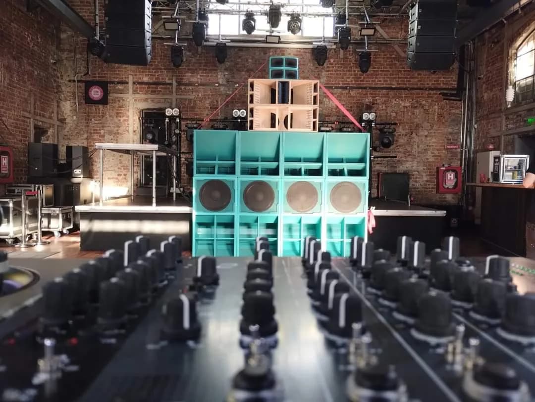 Riddim Bandits / Mixing desk and stack