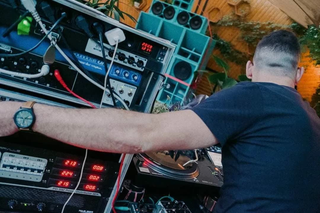 Riddim Bandits / Behind the controls